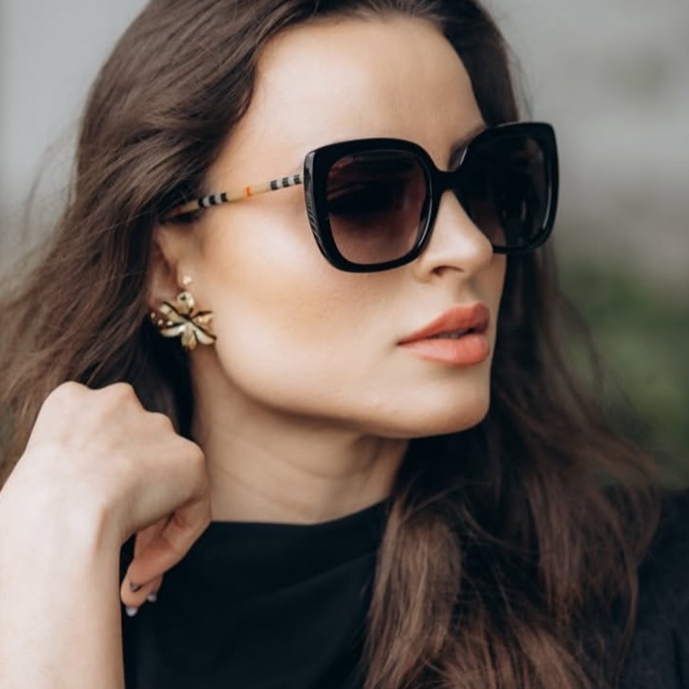 Burberry Sunglasses, New 235 - Picture 10 of 11